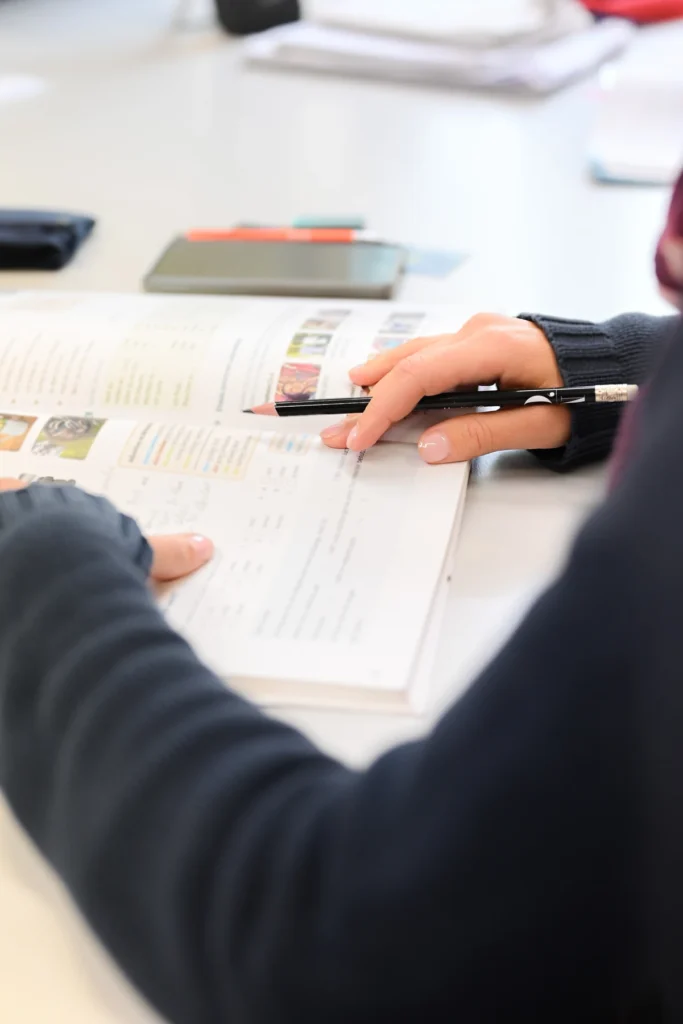 Teilnehmer lernt mit Arbeitsbuch und Stift im Deutschkurs bei LECTOR