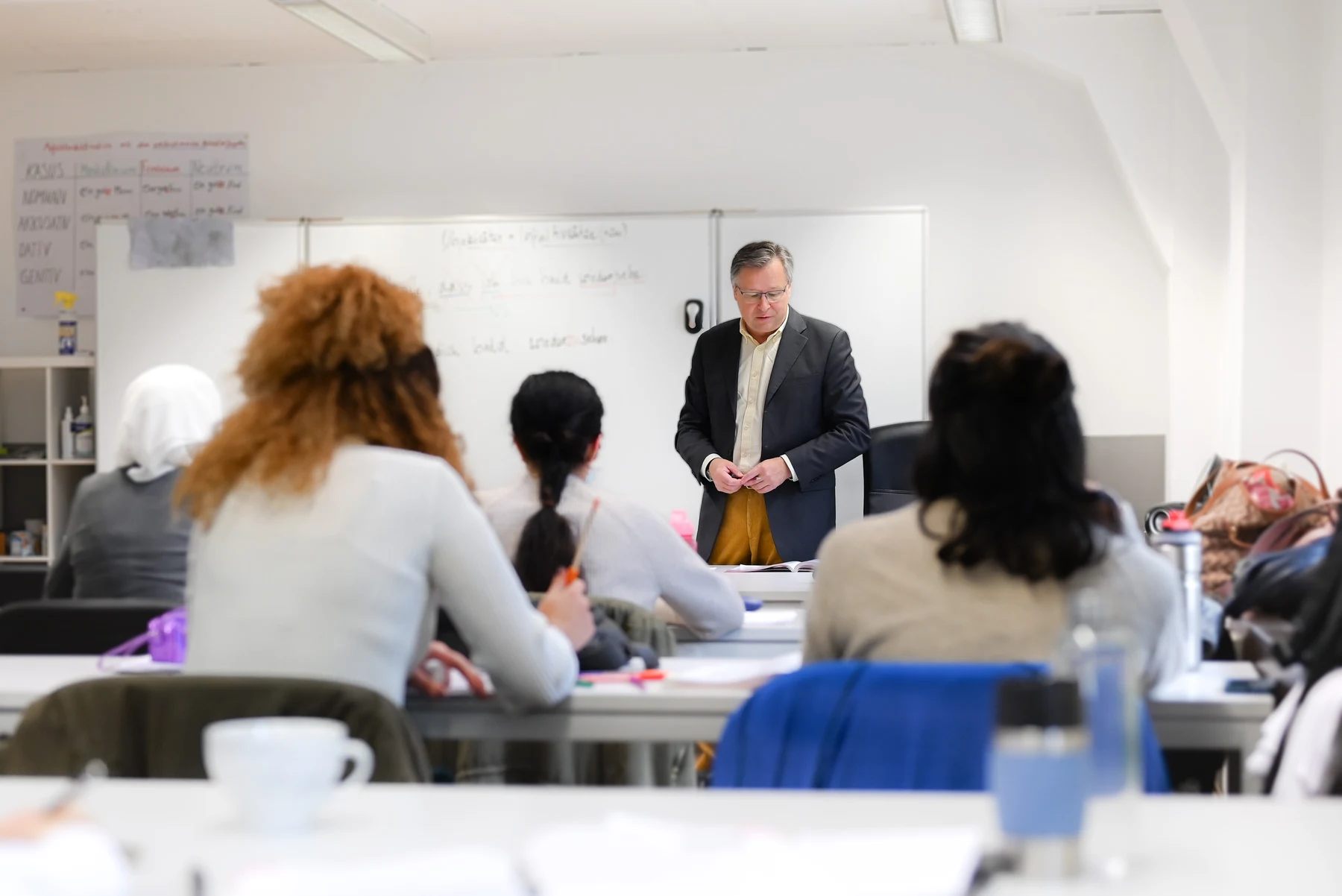 Sprachlehrer im Deutschunterricht mit einer Lerngruppe an der LECTOR Sprachschule